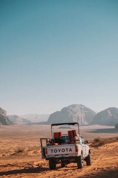白天沙漠上的白色丰田驾驶室卡车